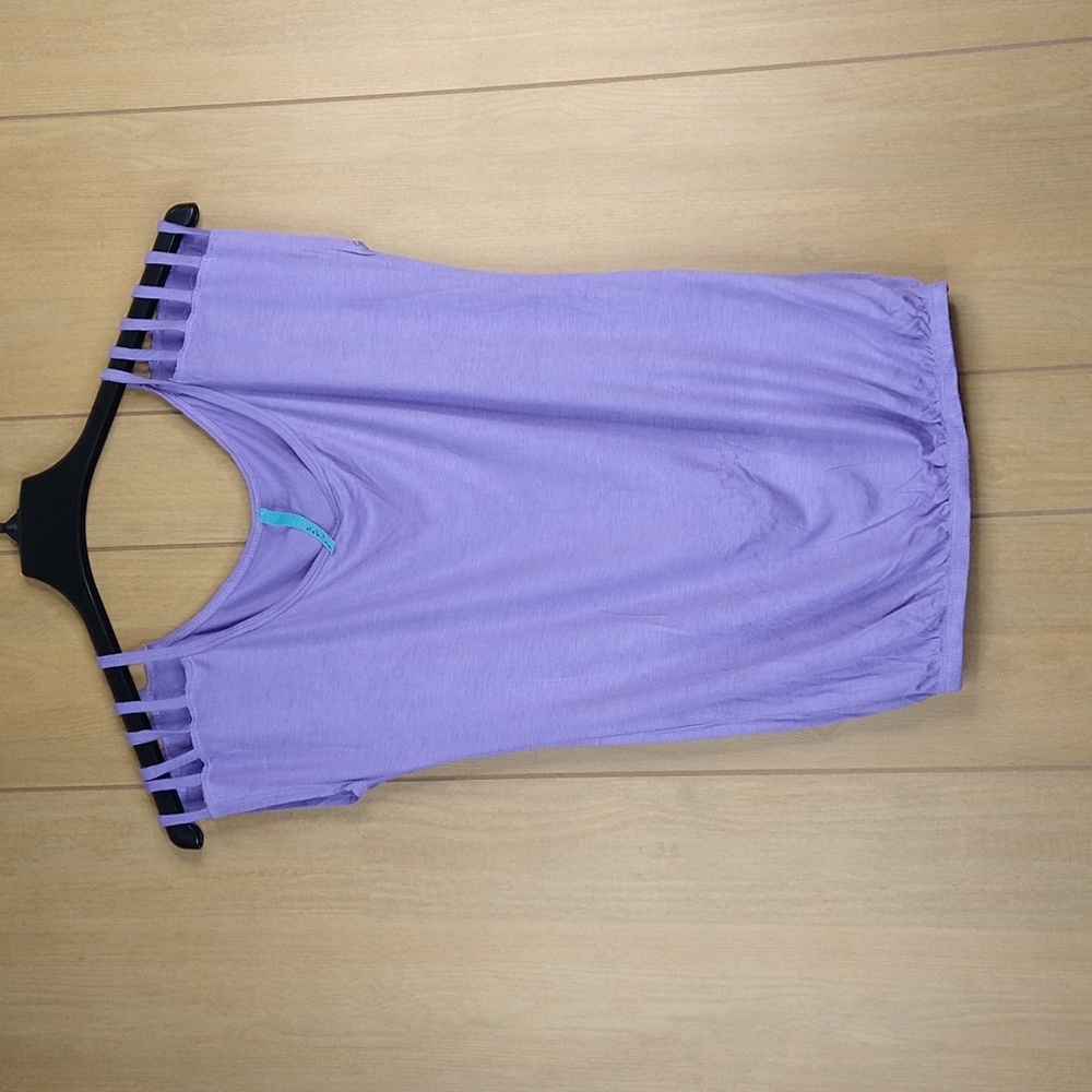Nebina Purple Tee-Shirt Size: Medium